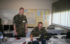 nacelnik_stabu_praporu_a_prislusnik_skupiny_vyhodnoceni_pri_studiu_dokumentu.jpg